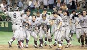 サヨナラ本塁打を放った坂本(左端)を迎える復刻ユニホームの巨人ナイン