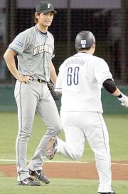 ２回裏、中村（右）に本塁打を許し、ちらりと苦笑いで見やるダルビッシュ