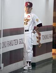 記者会見場の入り口から寂しそうな表情で通路に目をやる楽天野村監督