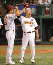 連敗を止め帽子を取ってファンにあいさつする野村監督(撮影・下田雄一)