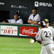 脇谷(手前)に本塁打を浴び、沈黙する田代監督代行(左上)ら横浜ベンチ