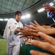 ダルビッシュに並ぶ10勝と通算50勝の涌井はファンと笑顔でハイタッチ