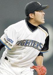 9回ロッテ2死、大松に初安打を許し、打球の行方を見る多田野(共同)