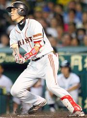 ６回表巨人２死一、二塁、適時二塁打を放つ坂本（撮影・野上伸悟）