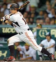 １２回表巨人１死一、三塁、勝ち越しの右前適時打を放った阿部