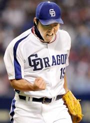 7回表、三振を奪いガッツポーズする中日先発の吉見