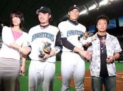 成立したカップルに挟まれ記念撮影する小谷野(中央左)と糸井