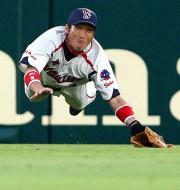 2回裏阪神無死一塁、福地は矢野の左飛をダイビングで好捕する