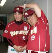プロ初勝利を挙げた藤原（左）は、野村監督の祝福に笑顔（撮影・岡潤一）
