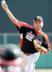 四国銀行との練習試合で登板した伊良部(撮影・河南真一)