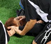 登録抹消のダルビッシュは、トレーナーのマッサージを受ける