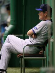 試合前、練習を見つめる横浜の田代監督代行(撮影・宮崎幸一)