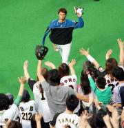試合後、スタンドにぬいぐるみを投げるダルビッシュ(撮影・長島一浩)