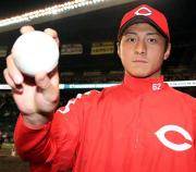 プロ初勝利を飾りウイニングボールを手にポーズを取る今井