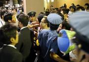 クラブハウス前で騒ぐファンに謝る五十嵐亮太(左)(撮影・浅見桂子)
