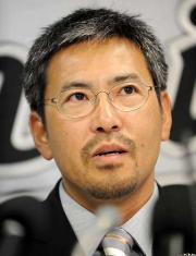 引退会見を行ったロッテ小宮山は、スッキリした表情で記者の質問に答える
