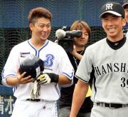 復帰した村田（左）は阪神矢野と談笑する（撮影・宮崎幸一）