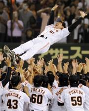 【巨人-中日】セ・リーグ3連覇を果たし、胴上げされる原監督(共同)