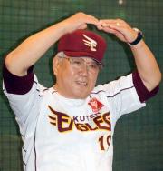 報道陣に昔話を身ぶり手ぶりを交え上機嫌に話す野村監督