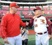 6月1日、ブラウン監督(左)に向かって首切り?ポーズをする野村監督