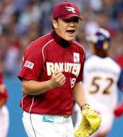 坂口を二ゴロに仕留め気合のガッツポーズを見せる田中（撮影・宇治久裕）