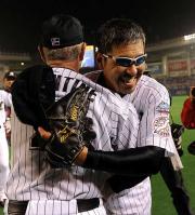 小宮山（右）はバレンタイン監督と抱き合う（撮影・柴田隆二）