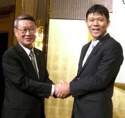ロッテ西村徳文新監督(右)は、瀬戸山社長と笑顔で握手を交わす