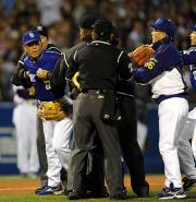 審判団に猛抗議する中日森コーチ。右は落合監督
