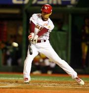 １回裏、中飛に倒れた鉄平だが首位打者に（撮影・野上伸悟）