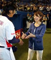 引退セレモニーを終え、夫人の大橋美歩アナと握手する城石