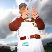 報道陣の質問に答える野村監督（撮影・野上伸悟）