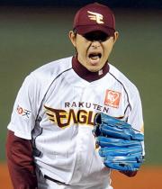 5回表、小久保を三振に仕留めほえる岩隈(撮影・柴田隆二)