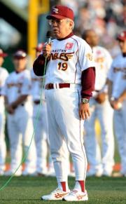 試合後、あいさつする野村監督（撮影・柴田隆二）
