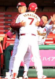5回裏楽天2死一、三塁、山崎武は本塁打を放ち野村監督と抱き合って喜ぶ