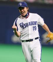 8回表、吉見は青木を投ゴロに打ち取り、気合のガッツポーズを見せる
