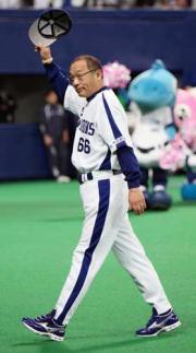 スタンドの声援に応える落合監督（撮影・清水貴仁）