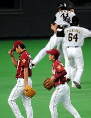 スレッジにサヨナラ逆転満塁弾を浴びガックリと引き揚げる福盛（左）