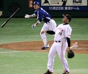 １回表、右越えに３点本塁打を放つ野本。手前はのけぞるゴンザレス