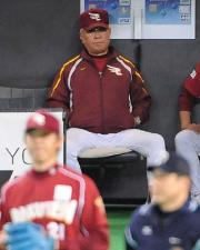 ７回裏、高橋の適時打で勝ち越され、ベンチから岩隈を見つめる野村監督