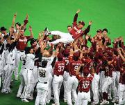 試合後、両チームの選手から胴上げされる野村監督（撮影・小沢裕）