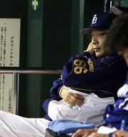 ７失点と巨人に大量リードを許しベンチの落合監督も厳しい表情をみせる