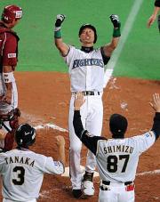 森本（中央）は２点本塁打を放ちガッツポーズで生還する（撮影・小沢裕）