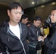報道陣の質問に答える尾花投手総合コーチ(撮影・沢野健太)