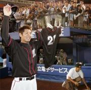 07年6月、交流戦の横浜戦で完投勝利を飾りファンの祝福に応える清水