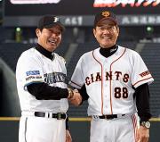 決戦を前に笑顔で握手する梨田監督（左）と原監督（撮影・黒川智章）