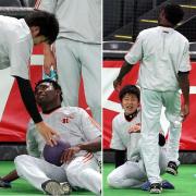 オビスポ（右）に蹴られた東野は、ボールを腹に投げつけて仕返しする