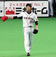 糸井の適時打で盛り上がる日本ハムベンチを背に、厳しい表情を見せる内海