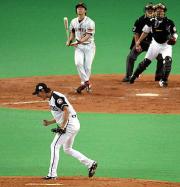小笠原から三振を奪い、雄たけびをあげるダルビッシュ(撮影・黒川智章)