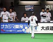 重い雰囲気が漂う中、二直に倒れベンチに戻る谷(撮影・浅見桂子)