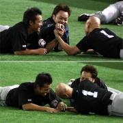 森本（右）と腕相撲する中田。中央は小谷野。勝負は中田に軍配